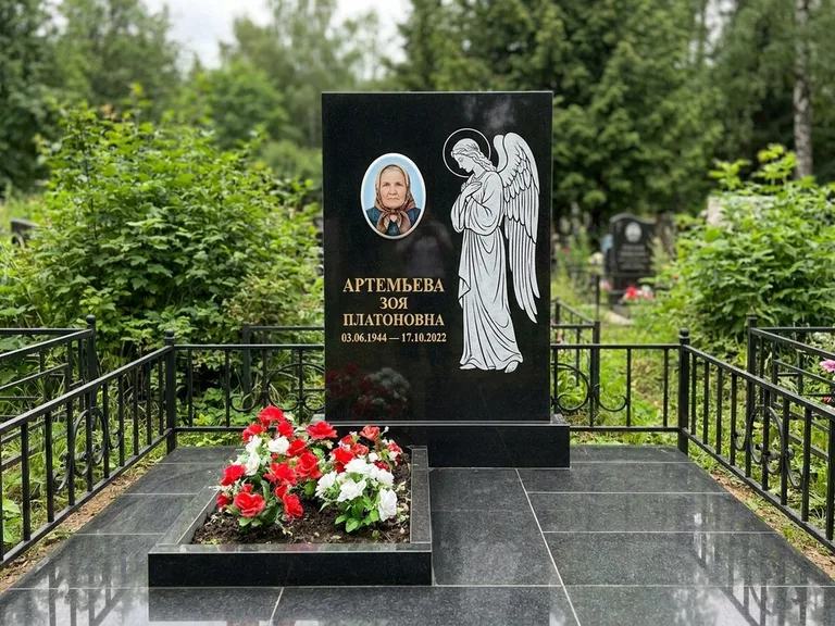 Памятник с гравировкой ангела — гравировка ангела в облаках с лучами над портретом, работа «Фаддеев» в Ульяновске