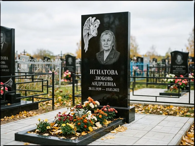 Памятник с гравировкой ангела — белая гравировка скорбящего ангела над портретом, работа «Игнатова» в Ульяновске