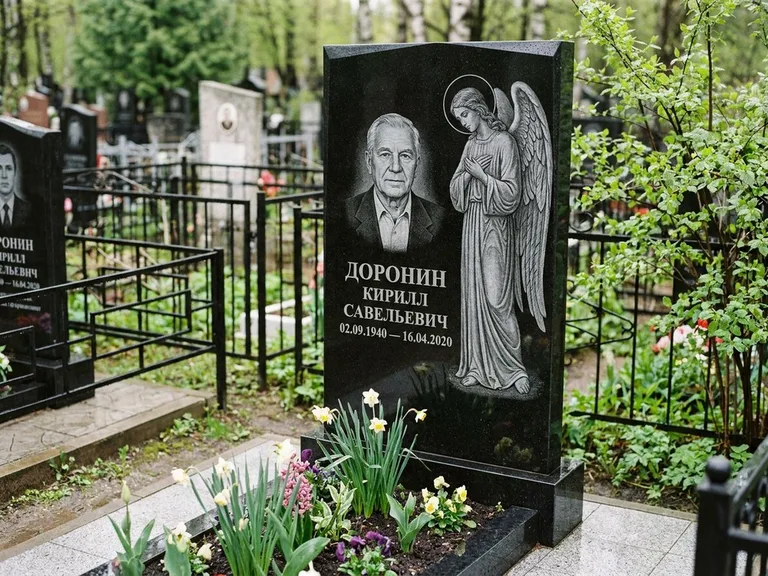 Памятник с гравировкой ангела — гравировка ангела-хранителя сбоку от портрета, работа «Доронин» в Ульяновске