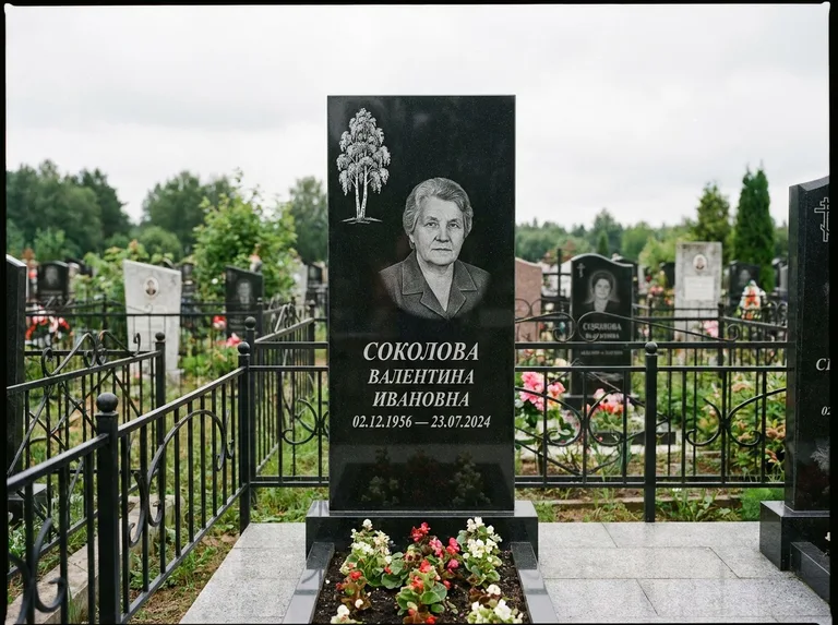 Памятник с гравировкой берёзы — гравировка одинокой берёзы над именем, работа «Соколова» в Ульяновске
