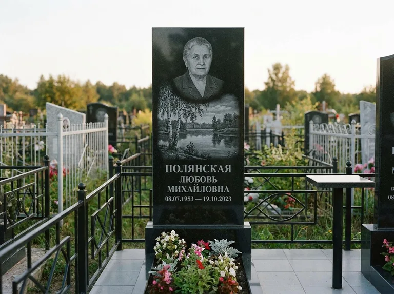 Памятник с гравировкой берёзы — гравировка берёзы у зеркального озера, работа «Полянская» в Ульяновске