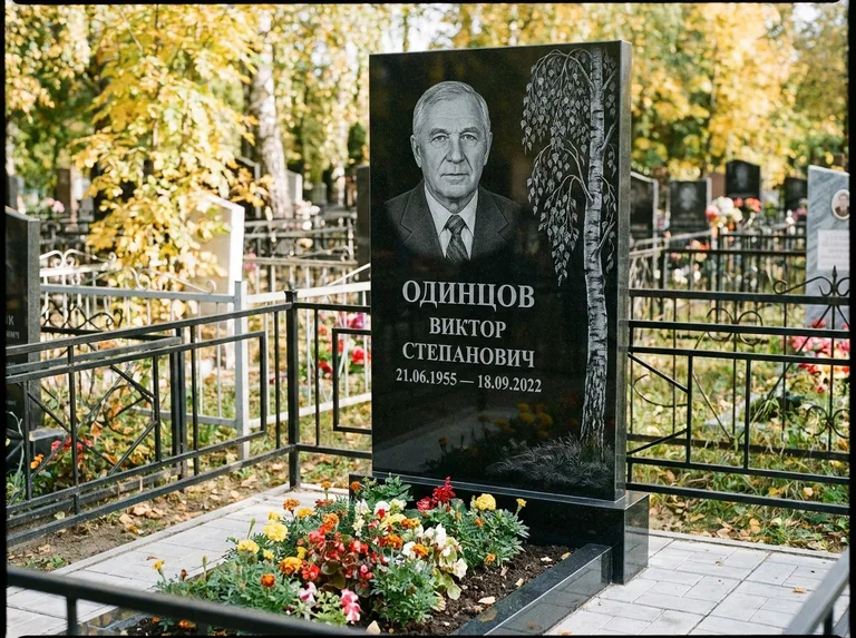 Памятник с гравировкой берёзы — гравировка плакучей берёзы с тонкими ветвями, работа «Одинцов» в Ульяновске