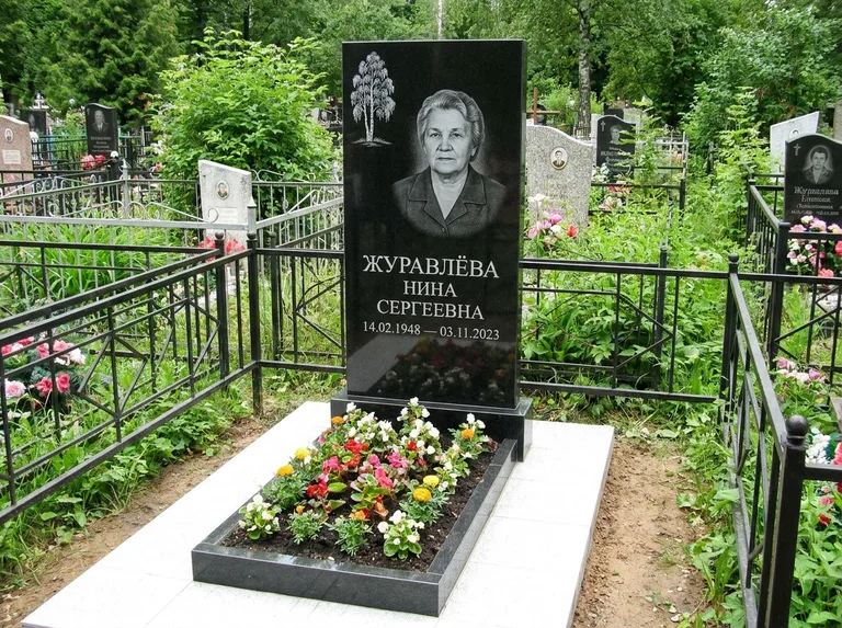 Памятник с гравировкой берёзы — гравировка одинокой берёзы над именем, работа «Журавлёва» в Ульяновске