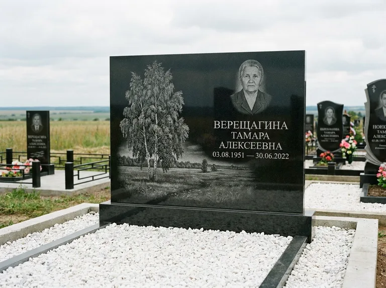Памятник с гравировкой берёзы: широкая горизонтальная стела — берёза у поля, простор до горизонта, белая мраморная крошка с бордюром, работа «Верещагина» в Ульяновске