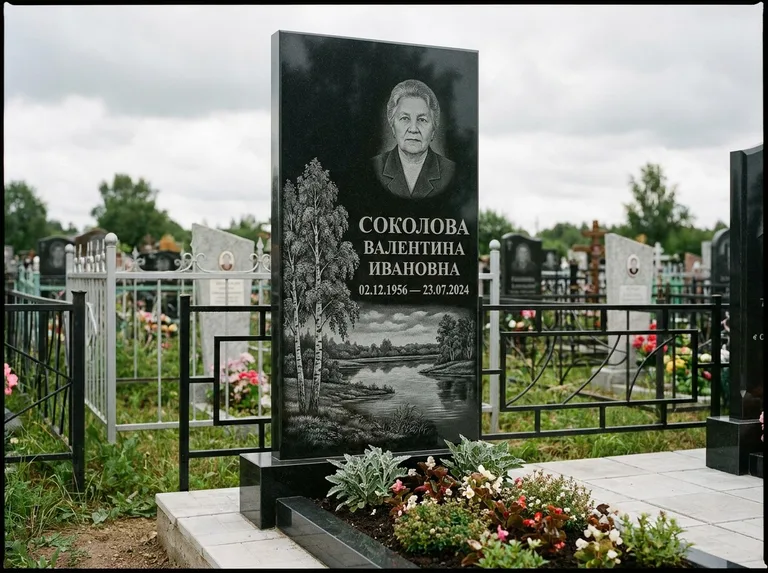 Памятник с гравировкой берёзы — гравировка берёзы у зеркального озера, работа «Соколова» в Ульяновске