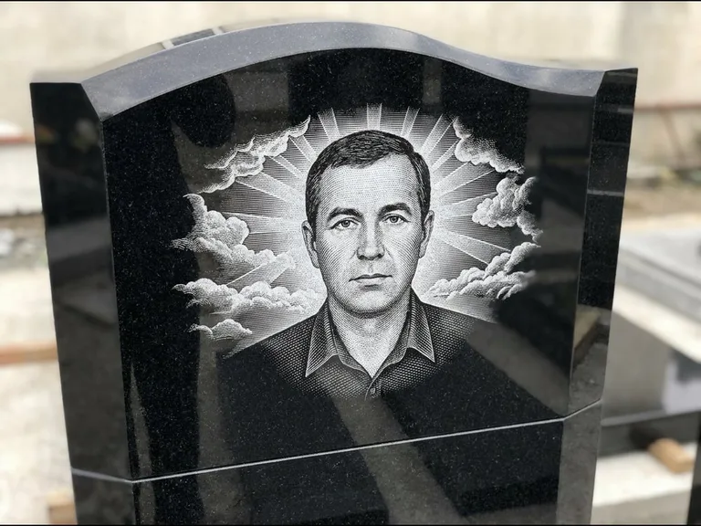 Гравировка фото на памятнике — с фоном в Ульяновске