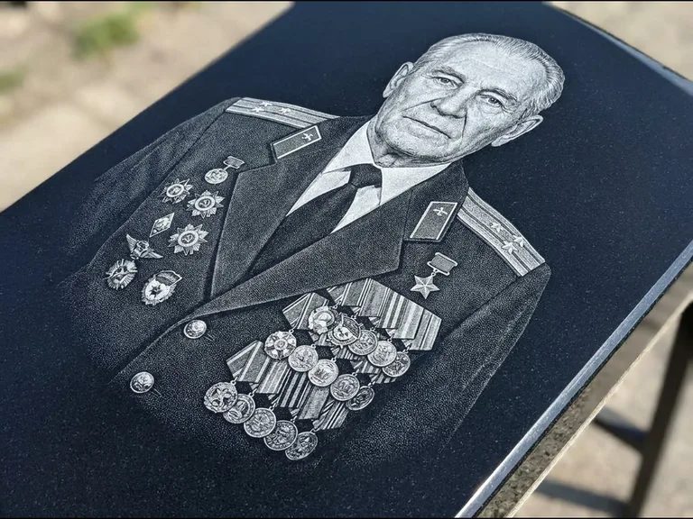 Гравировка фото на памятнике — военный / ветеран в Ульяновске