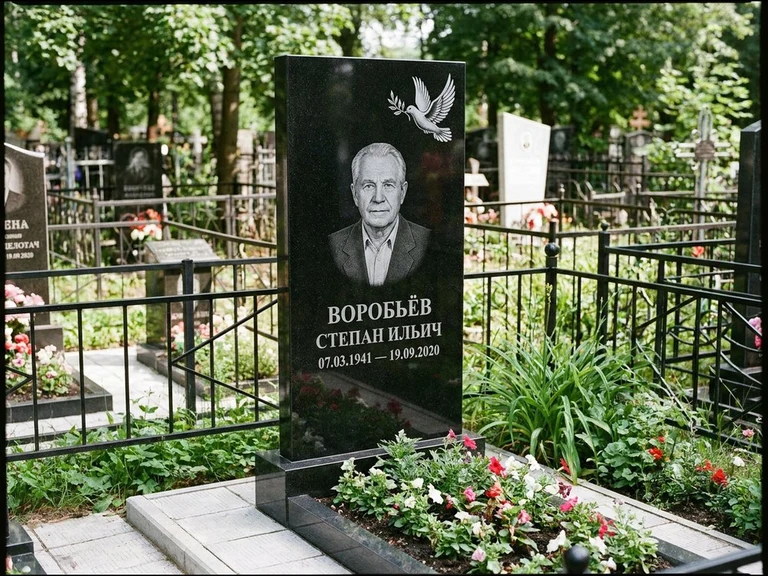 Гравировка голубей на памятник в Ульяновске — памятник из чёрного гранита с гравировкой