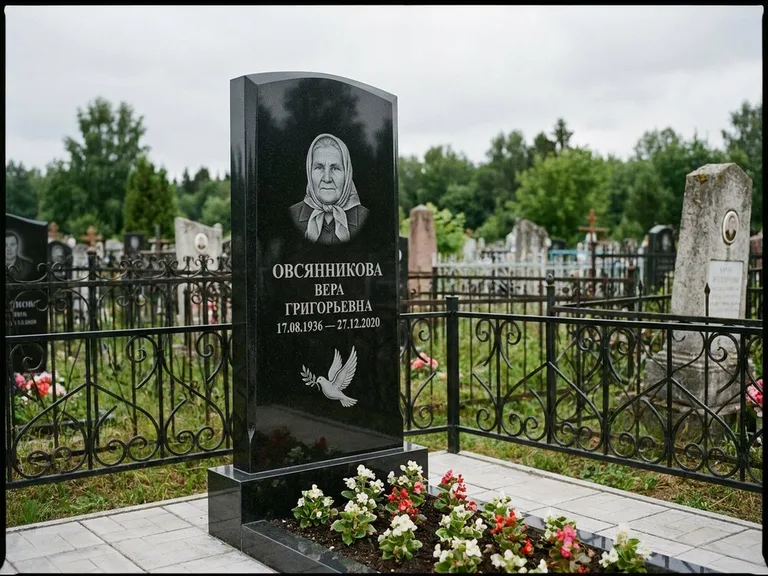 Памятник с гравировкой голубей — гравировка голубя с оливковой ветвью рядом с эпитафией, работа «Овсянникова» в Ульяновске