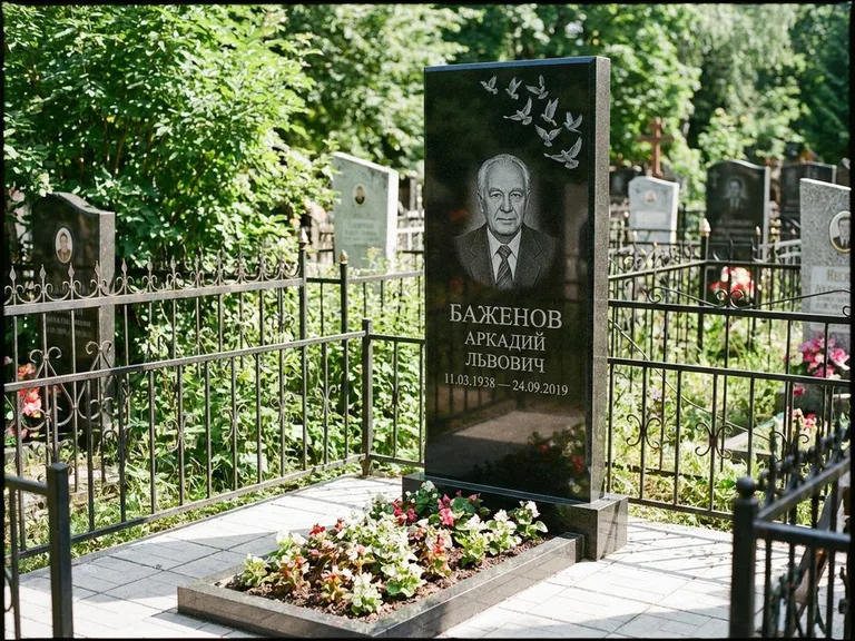 Памятник с гравировкой голубей — гравировка стаи голубей, взлетающей от угла стелы, работа «Баженов» в Ульяновске