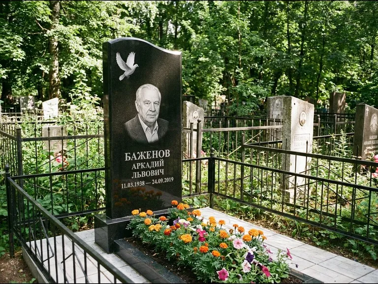 Памятник с гравировкой голубей — белая гравировка взлетающего голубя над портретом, работа «Баженов» в Ульяновске