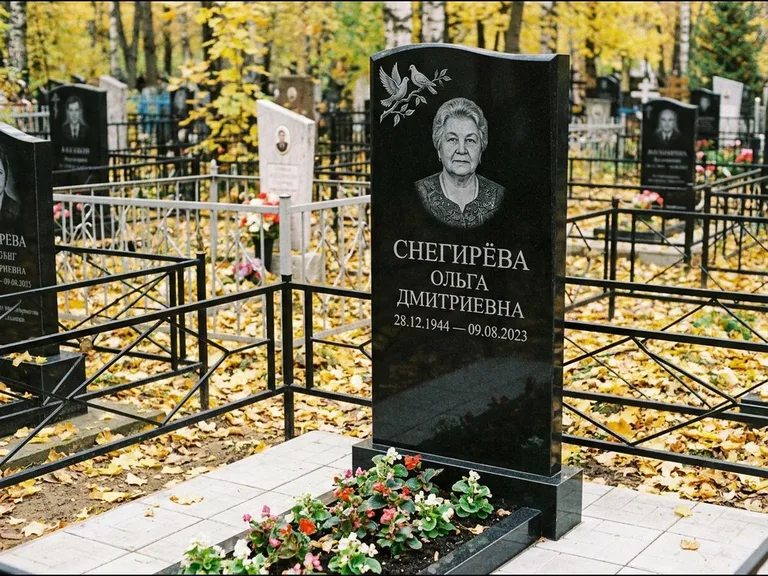 Памятник с гравировкой голубей — гравировка пары голубей на ветке в верхнем углу стелы, работа «Снегирёва» в Ульяновске