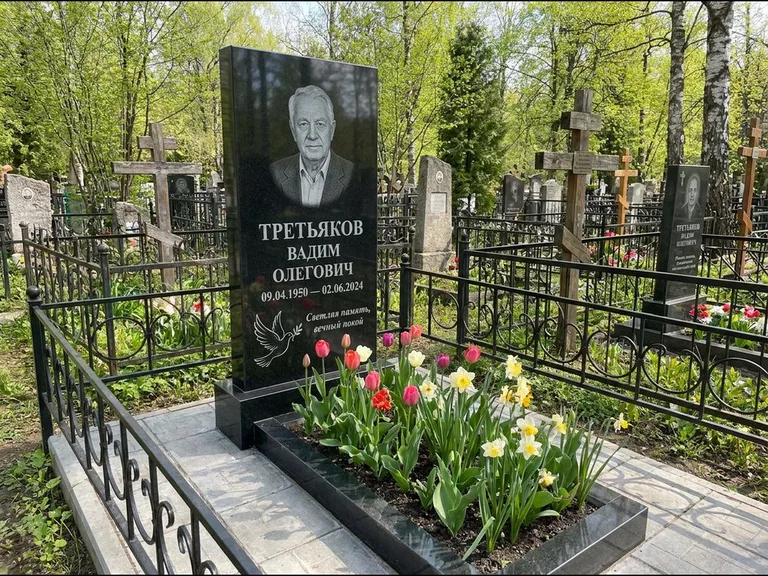 Памятник с гравировкой голубей — гравировка голубя с оливковой ветвью рядом с эпитафией, работа «Третьяков» в Ульяновске