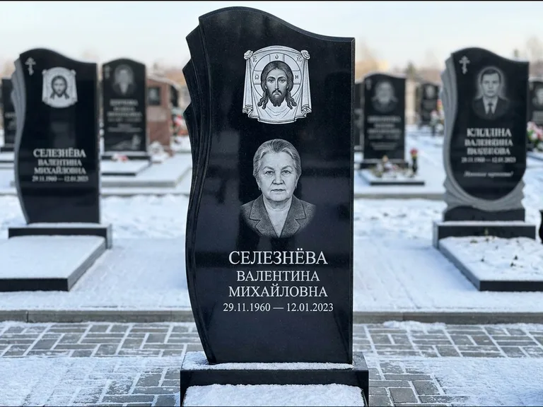 Памятник с гравировкой иконы — Казанская икона Божией Матери на стеле, работа «Одинцов» в Ульяновске