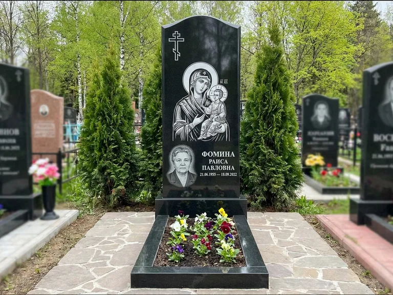 Памятник с гравировкой иконы — икона в резном киоте, работа «Гущин» в Ульяновске