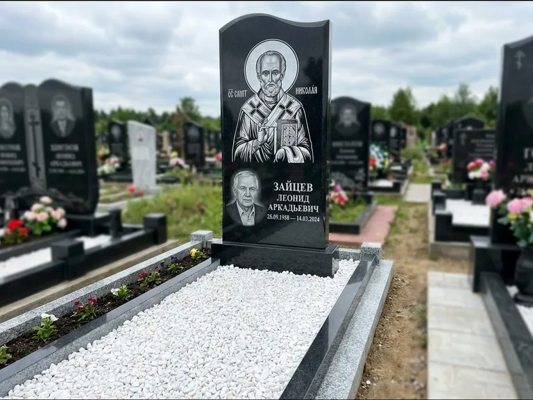 Памятник с гравировкой иконы: стела с крестообразным навершием — икона в резной рамке-киоте, газон без ограды, стриженая трава, работа «Раевская» в Ульяновске