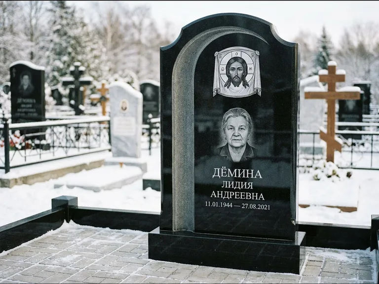 Памятник с гравировкой иконы: гранёный восьмиугольный обелиск с крестом — гравировка Николая Чудотворца, семейный участок с гранитной скамьёй, работа «Зотов» в Ульяновске
