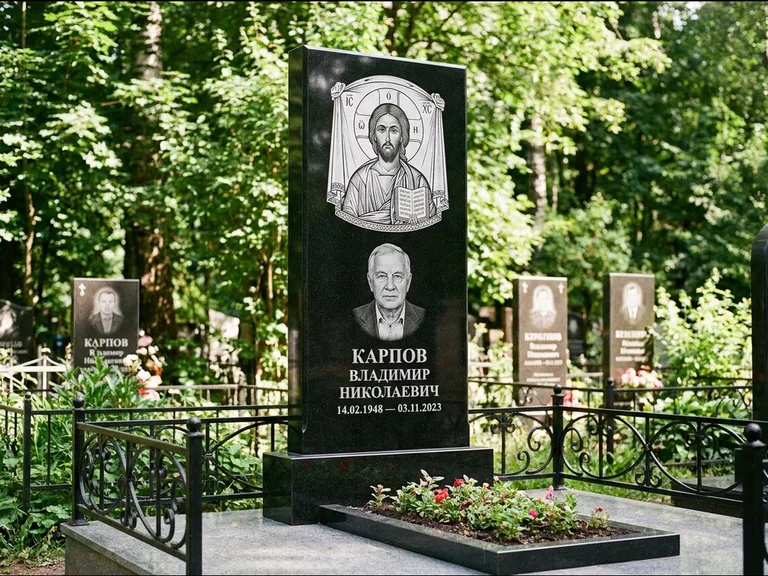 Памятник с гравировкой иконы: широкая двойная семейная стела — золочёный нимб на образе, цветник с красными розами, работа «Воронцова» в Ульяновске