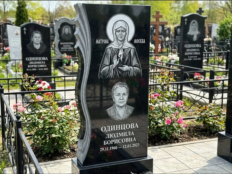 Памятник с гравировкой иконы: ступенчатая двухуровневая стела — Архангел Михаил на стеле, каменная дорожка из плитняка, работа «Одинцов» в Ульяновске