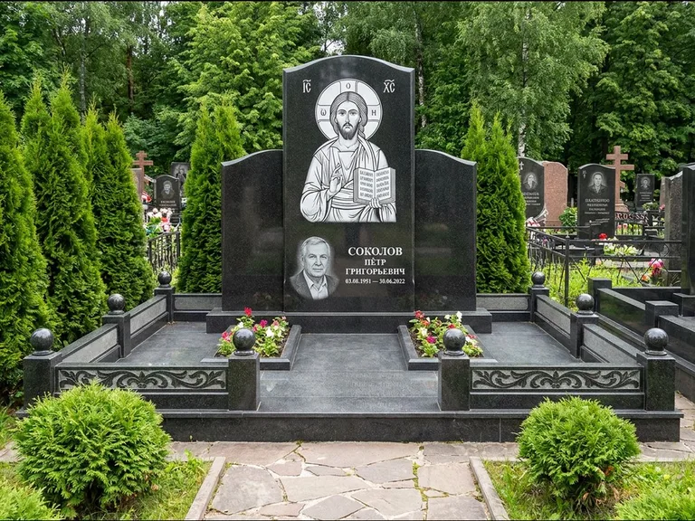 Памятник с гравировкой иконы: широкая горизонтальная лежачая плита-стела — икона в резной рамке-киоте, серая гравийная отсыпка с бордюром, работа «Богданова» в Ульяновске