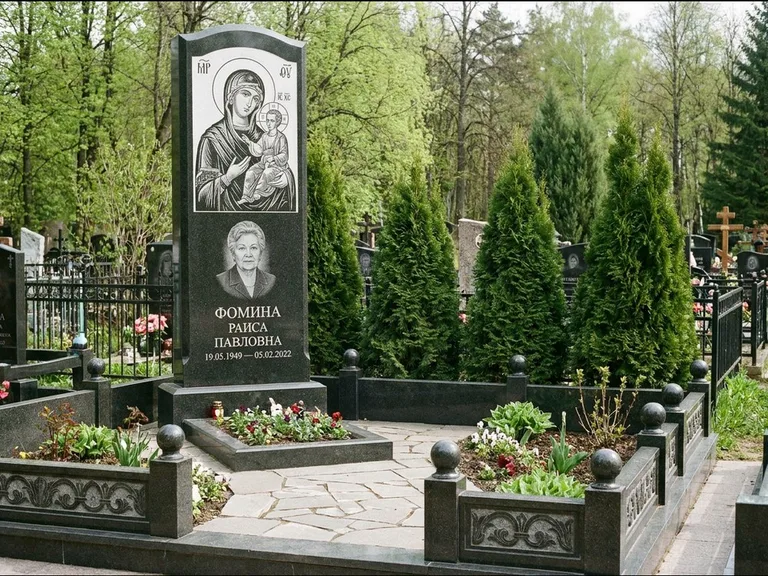 Памятник с гравировкой иконы: высокий гранёный обелиск с крестом-навершием — гравировка образа Матроны Московской, открытый участок без ограды, работа «Третьяков» в Ульяновске