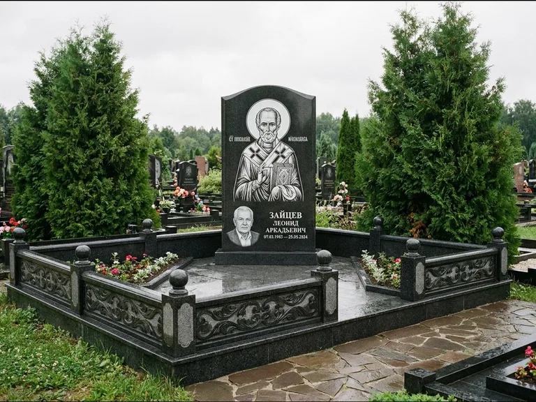 Памятник с гравировкой иконы: стела с гранитным столиком и скамьёй — Архангел Михаил на стеле, семейный участок с плиткой, работа «Верещагина» в Ульяновске