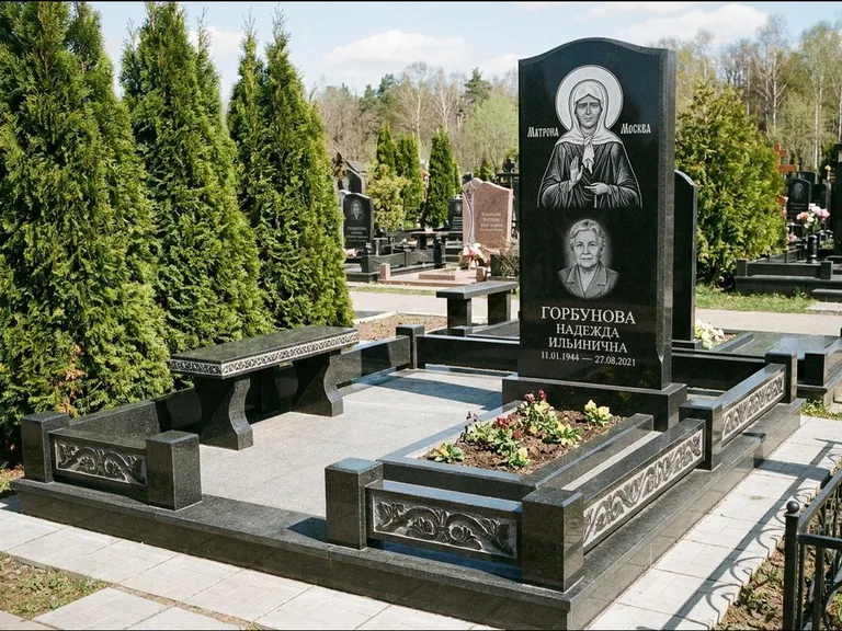 Памятник с гравировкой иконы: стела в форме раскрытой книги с образом — гравировка образа Спасителя, цоколь тёмной плиткой, работа «Зотов» в Ульяновске