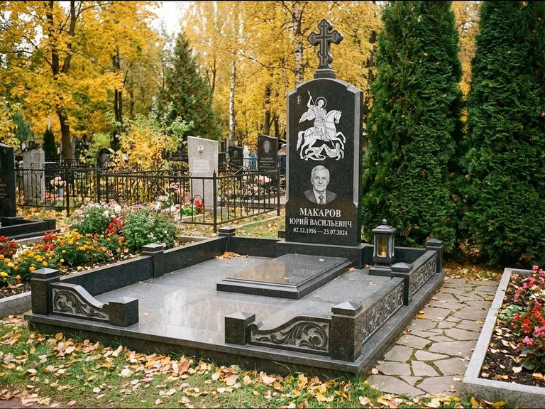 Памятник с гравировкой иконы: ступенчатая трёхуровневая стела — золочёный нимб на образе, дорожка из природного плитняка, работа «Лебедева» в Ульяновске