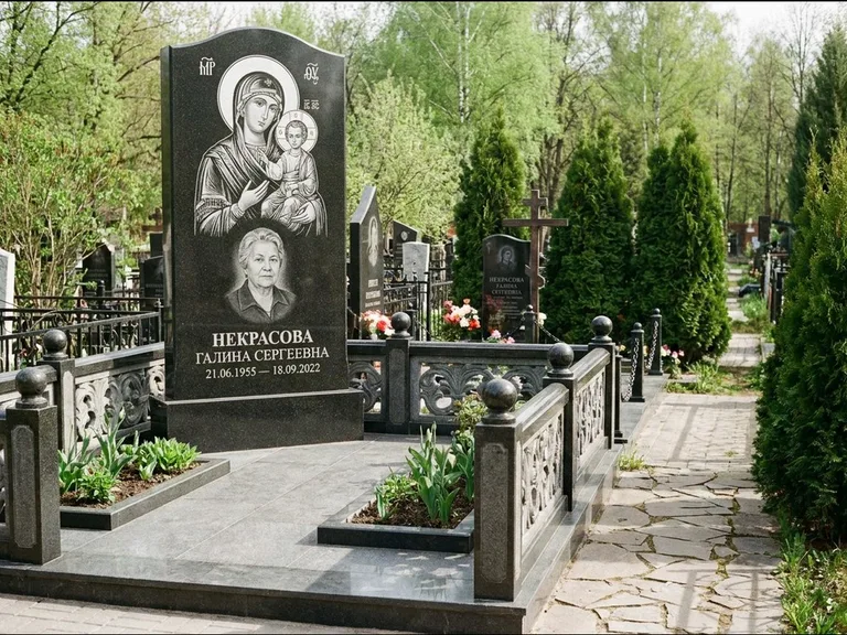 Памятник с гравировкой иконы: полукруглая стела с купольным навершием — Архангел Михаил на стеле, заснеженный зимний участок, работа «Гущин» в Ульяновске