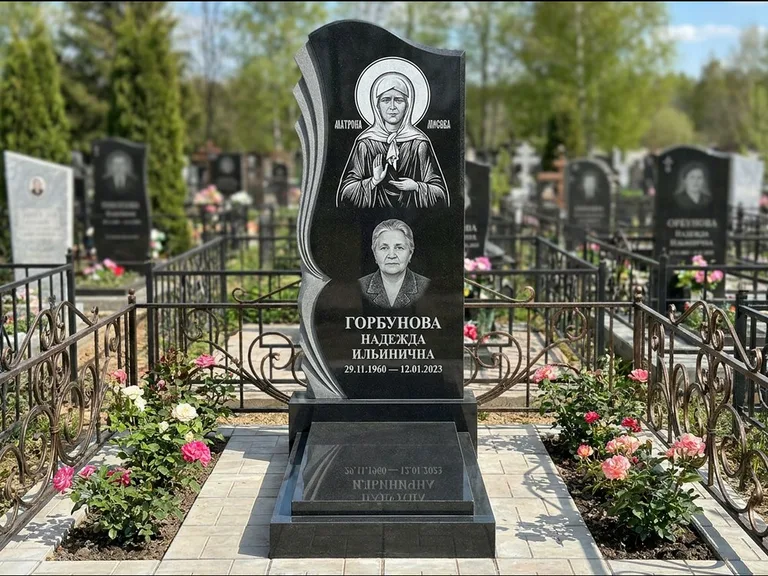 Памятник с гравировкой иконы — икона в резном киоте, работа «Одинцов» в Ульяновске