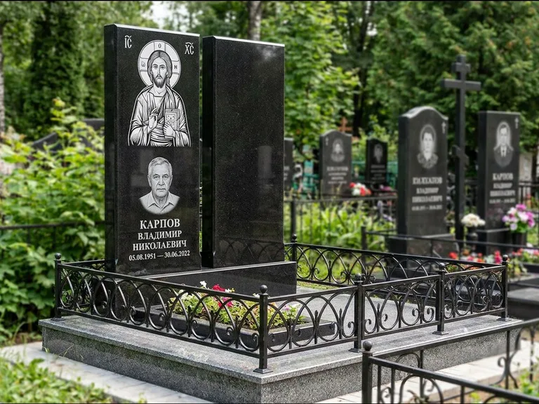 Памятник с гравировкой иконы — Казанская икона Божией Матери на стеле, работа «Богданова» в Ульяновске