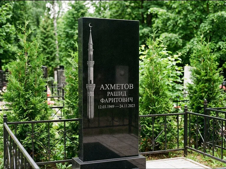 Мусульманский памятник с гравировкой мечети — минарет с полумесяцем у края стелы, работа «Ахметов» в Ульяновске