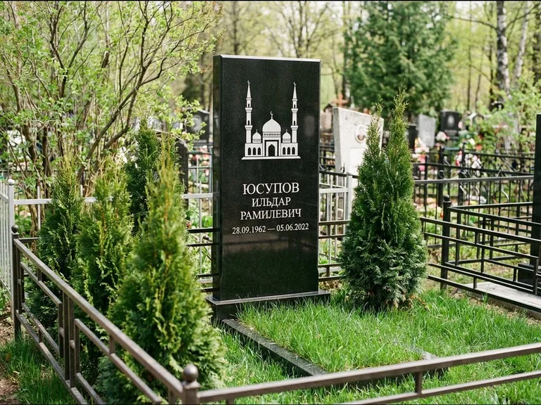 Мусульманский памятник с гравировкой мечети — силуэт мечети с двумя минаретами над именем, работа «Юсупов» в Ульяновске