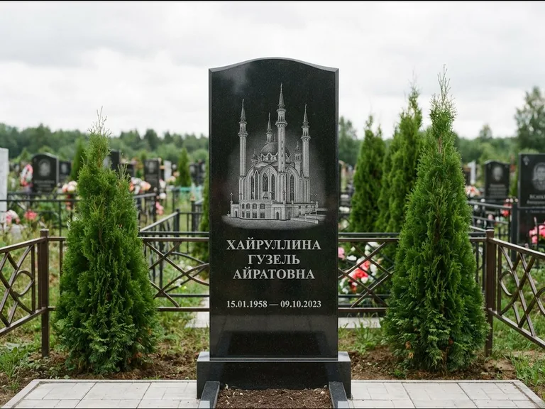 Мусульманский памятник с гравировкой мечети — мечеть Кул-Шариф на обороте стелы, работа «Хайруллина» в Ульяновске