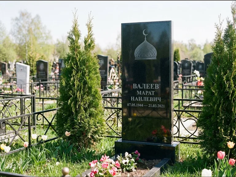 Мусульманский памятник с гравировкой мечети — купол с полумесяцем в верхней части, работа «Валеев» в Ульяновске