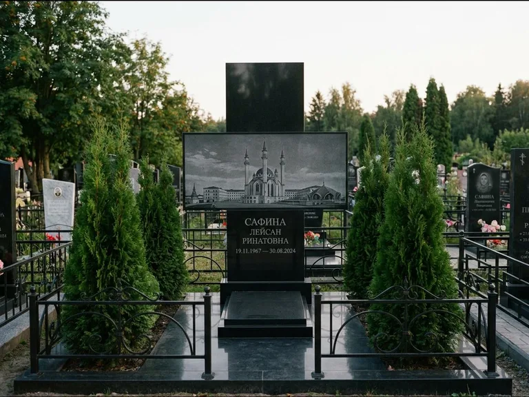 Мусульманский памятник с гравировкой мечети — панорама мечети во всю ширину стелы, работа «Сафина» в Ульяновске
