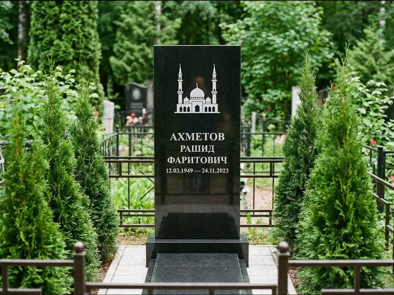 Мусульманский памятник с гравировкой мечети — силуэт мечети с двумя минаретами над именем, работа «Ахметов» в Ульяновске