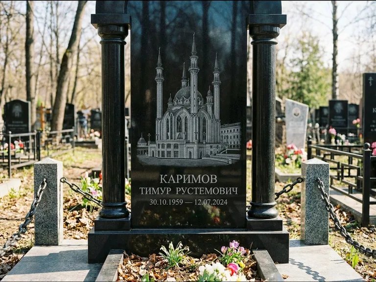 Мусульманский памятник с гравировкой мечети: стела с колоннами-минаретами по бокам — детализированная гравировка мечети Кул-Шариф, гранитные столбики с провисающей цепью, работа «Каримов» в Ульяновске