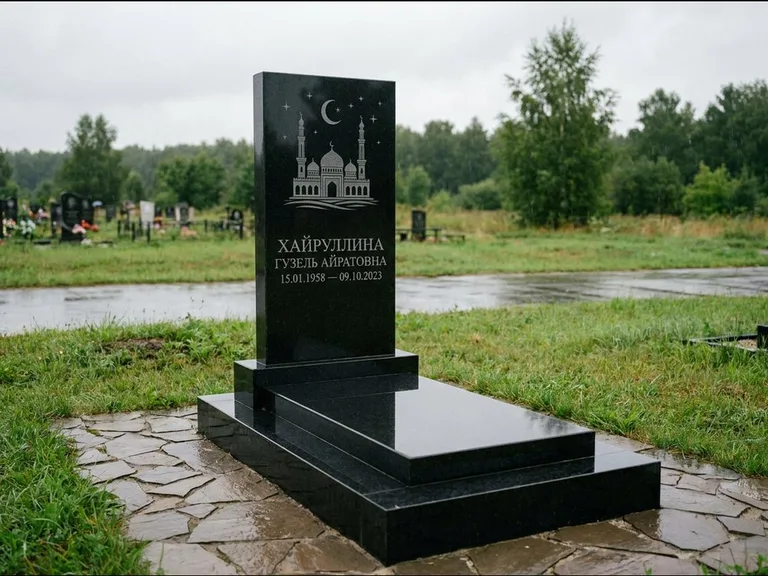 Мусульманский памятник с гравировкой мечети: ступенчатая двухуровневая стела — гравировка мечети под полумесяцем и звёздами, каменная дорожка из плитняка, работа «Хайруллина» в Ульяновске