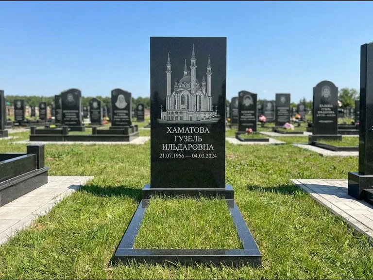 Мусульманский памятник с гравировкой мечети: небольшая скромная одиночная стела — золочёная гравировка мечети, аккуратный участок с газоном, работа «Нигматуллина» в Ульяновске