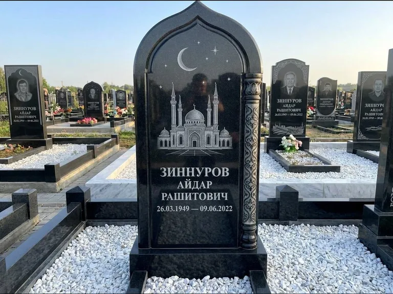 Мусульманский памятник с гравировкой мечети: стела с михраб-верхом и резной боковой колонной — детализированная гравировка мечети Кул-Шариф, белая мраморная крошка, работа «Ахметов» в Ульяновске