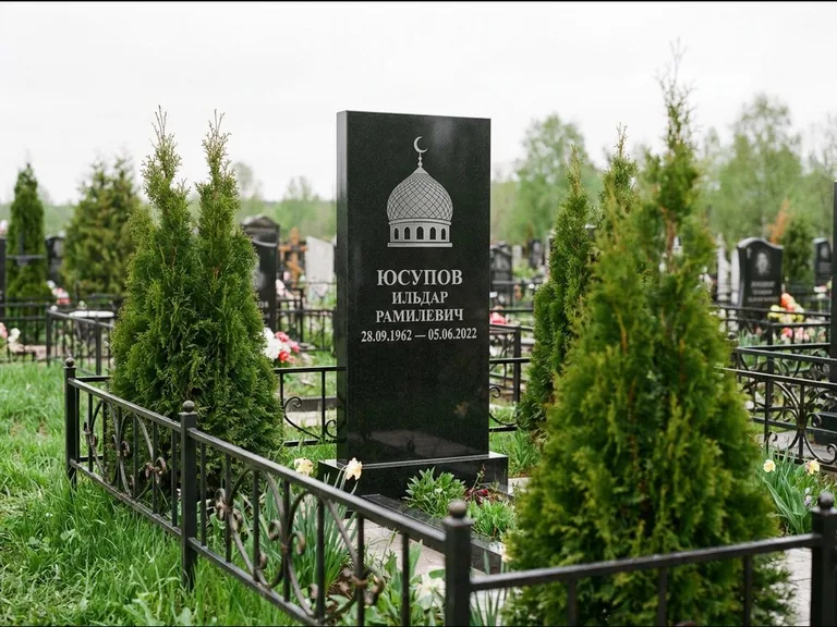 Мусульманский памятник с гравировкой мечети — купол с полумесяцем в верхней части, работа «Юсупов» в Ульяновске