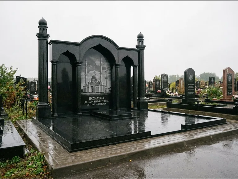 Мусульманский памятник с гравировкой мечети: семейный мемориал с колоннами-минаретами и аркой — золочёная гравировка мечети, большая мощёная площадка, работа «Абдуллаева» в Ульяновске