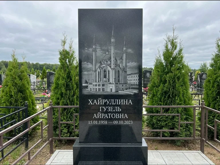Мусульманский памятник с гравировкой мечети — панорама мечети во всю ширину стелы, работа «Хайруллина» в Ульяновске