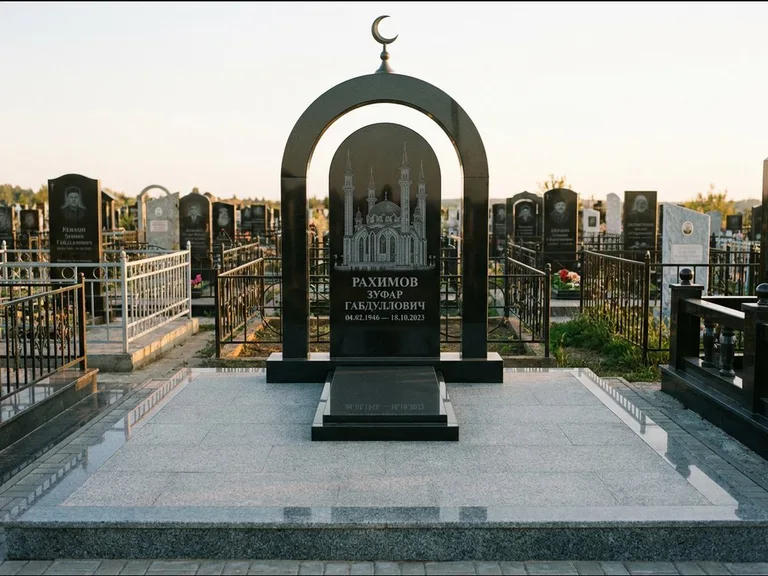 Мусульманский памятник с гравировкой мечети: монументальная стела-арка с полумесяцем на вершине — детализированная гравировка мечети Кул-Шариф, мощёная гранитная площадка с бордюром, работа «Юсупов» в Ульяновске