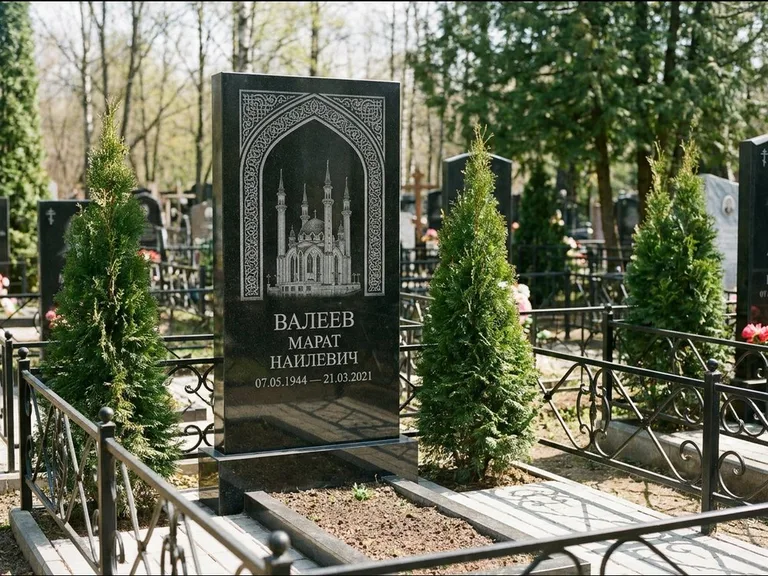 Мусульманский памятник с гравировкой мечети — мечеть в восточной арке с орнаментом, работа «Валеев» в Ульяновске