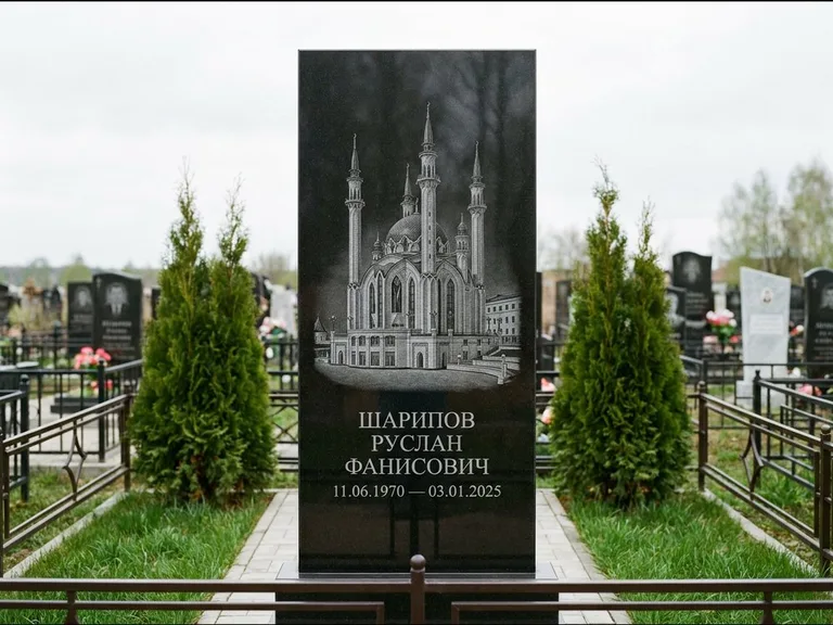 Мусульманский памятник с гравировкой мечети — мечеть Кул-Шариф на обороте стелы, работа «Шарипов» в Ульяновске
