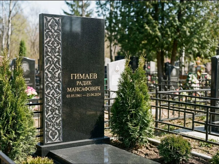 Мусульманский памятник — колонна ислими по краю стелы, работа «Гимаев» в Ульяновске