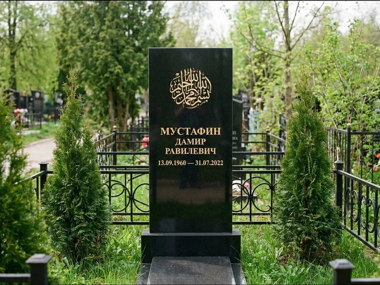 Мусульманский памятник — шахада в верхней части стелы, работа «Мустафин» в Ульяновске