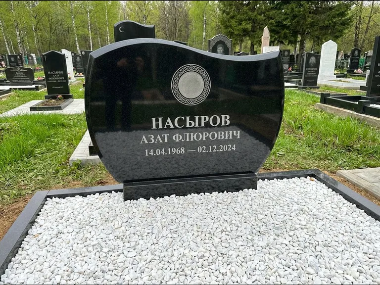 Мусульманский памятник: стела с волнообразным скошенным верхом — гравировка мечети под полумесяцем и звёздами, белая мраморная крошка с бордюром, работа «Насыров» в Ульяновске
